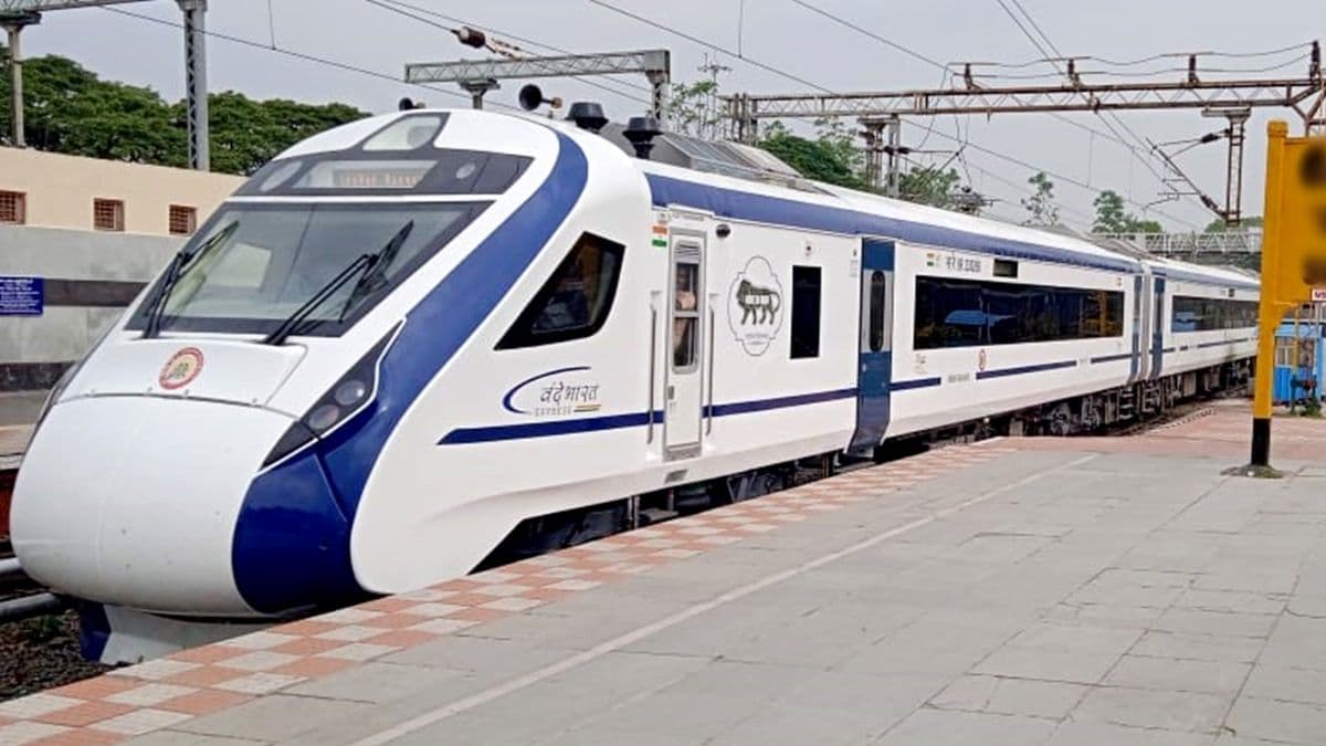 Cockroach in Vande Bharat Train Food: आजकल लोग फूड हाइजीन का काफी ख्याल रखते हैं। जरूरी भी है, क्योंकि जरा-सी लापरवाही जानलेवा साबित हो सकती है। ऐसे में लोग आजकल बाहर खाना खाने से बचते हैं और घर का खाना साथ ले जाना बेहतर समझते हैं, क्योंकि आए दिन बाहर फूड स्टॉल और रेस्टोरेंट-ढाबों में मिलने वाले खाने को लेकर शिकायतें मिलने लगी हैं। कभा खाना गंदा होता हो तो कभी खाने में कीडे़ निकलते हैं। ऐसा ही अब भारतीय रेलवे की लग्जरी ट्रेनों में भी होने लगा है। जी हां, बात वंदे भारत एक्सप्रेस ट्रेन की हो रही है, जिसके खाने में एक बार फिर कीड़ा निकला है। पैसेंजर ने शिकायत दर्ज कराई तो IRCTC ने केटरिंग सर्विस को जुर्माना ठोका। बता दें कि नवंबर महीने में भी वंदे भारत ट्रेन के खाने में कीड़ा मिला था और तब भी जुर्माना लगाया गया था। सब्जी के अंदर रेंगता मिला कीड़ा मीडिया रिपोर्ट के अनुसार, वाराणसी से नई दिल्ली जा रही वंदे भारत (22415) एक्सप्रेस ट्रेन में विकास कुमार सफर कर रहा था। उसे ट्रेन की कैटरिंग सर्विस ने खाना परोसा तो सब्जी में उसे कीड़ा मिला। उसने दूसरे पैसेंजरों को भी वह कीड़े वाली सब्जी दिखाई। इसके चलते पैसेंजरों ने खूब बवाल काटा। TTE और ट्रेन स्टाफ ने उसे समझाने की कोशिश की, लेकिन वह नहीं माना और उसने मामले की शिकायत IRCTC की शिकायत परिवाद पुस्तिका में दर्ज कराई। विकास ने बताया कि फतेहपुर के पास की घटना है। ट्रेन में कैटरिंग सर्विस दिल्ली की RK एसोसिएट्स द्वारा की दी जाती है, इसलिए उसने कंपनी के खिलाफ शिकायत दी है। वहीं IRCTC की ओर से शिकायत को गंभीरता से लिया गया और कैटरिंग सर्विस का पक्ष जानने के बाद जुर्माना लगाने की बात कही। पहले भी मिल चुके खाने में कीड़े बता दें कि इससे पहले सितंबर महीने में भी वंदे भारत ट्रेन के नाश्ते में कीड़ा मिला था। यात्री ने नाश्ते में आमलेट मांगा था और जब उसने आमलेट खाना शुरू किया तो उसमें काकरोच नजर आया था। आगरा हजरत निजामुद्दीन वंदे भारत ट्रेन, शिरडी टू मुंबई वंदे भारत ट्रेन और तिरुनेलवेली से चेन्नई के बीच दौड़ने वाली वंदे भारत ट्रेन में भी कीड़े-कॉकरोच मिल चुके हैं। सभी मामलों में इंडियन रेलवे कैंटरिंग टूरिज्म (IRCTC) कैटरिंग सर्विस पर जुर्माना लगा चुकी है।