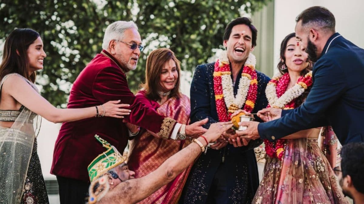 भगोड़े विजय माल्या की नई फोटो हुई वायरल, बेटे की शादी में पहली पत्नी के साथ हुआ शामिल