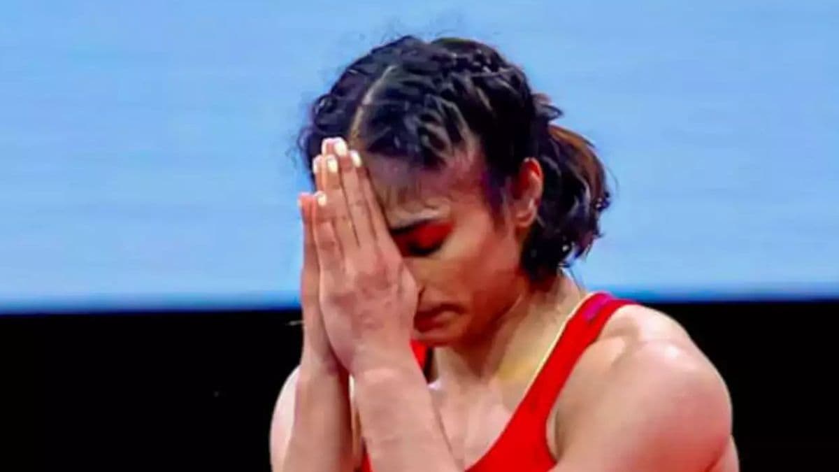 Vinesh Phogat मामले का निर्णय टला तो भड़क उठा ओलंपियन गोल्ड मेडलिस्ट, कहा 4 साल…