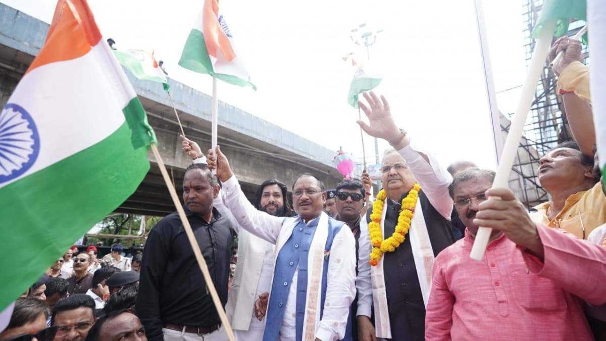 मुख्यमंत्री विष्णु देव साय तिरंगा रैली में हुए शामिल, हरी झंडी दिखाकर किया रवाना