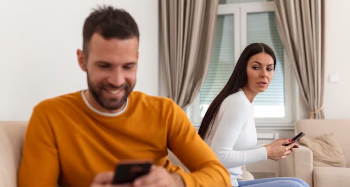 Relationship Tips: बॉस या कलीग के साथ तो नहीं चल रहा पति का चक्कर? इन 6 तरीकों से लगाएं पता