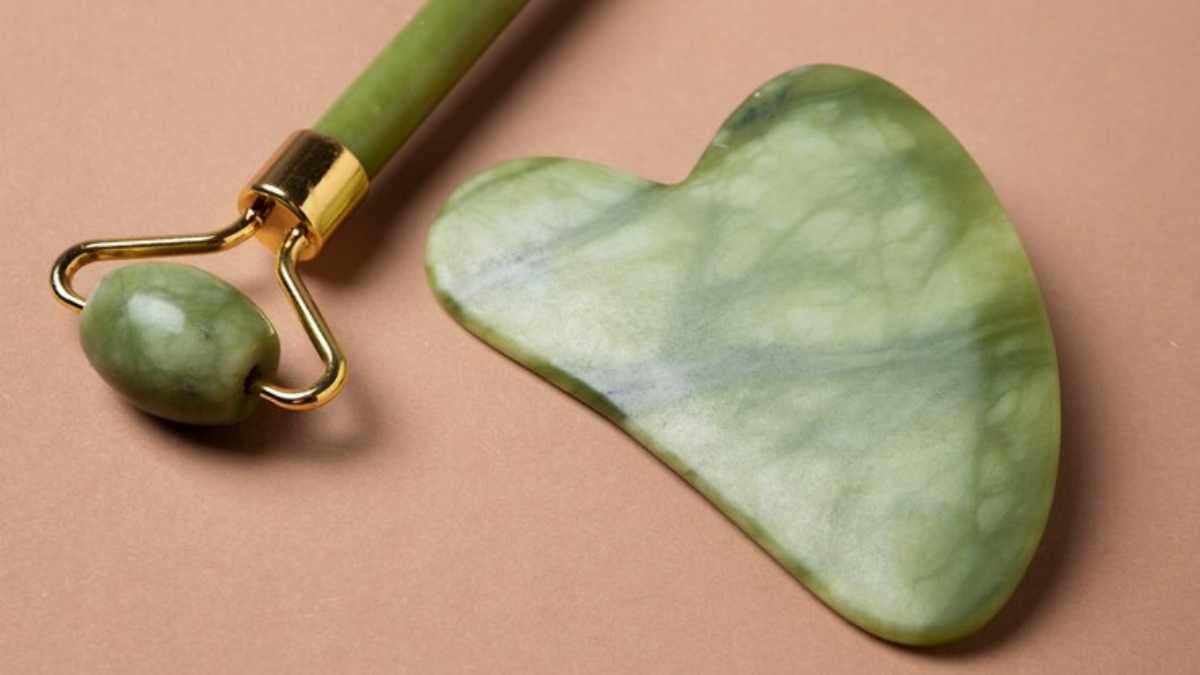 Gua Sha Benefits: गुआ शा स्टोन क्या है, कैसे स्किनकेयर में इस्तेमाल किया जाता है ये कोरियाई पत्थर