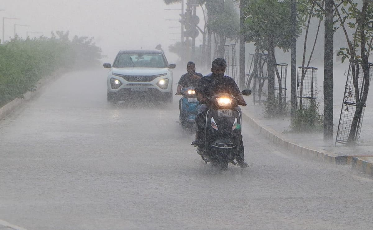 गुजरात के इन हिस्सों में 'भारी बारिश' की भविष्यवाणी, IMD ने जारी किया ऑरेंज अलर्ट