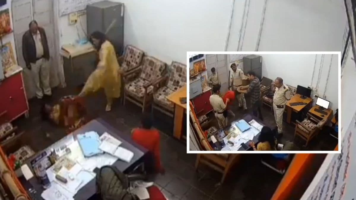 Video: RPF अफसर ने मां-बेटे को बेरहमी से पीटा, वीडियो वायरल होते ही गरमाई सियासत