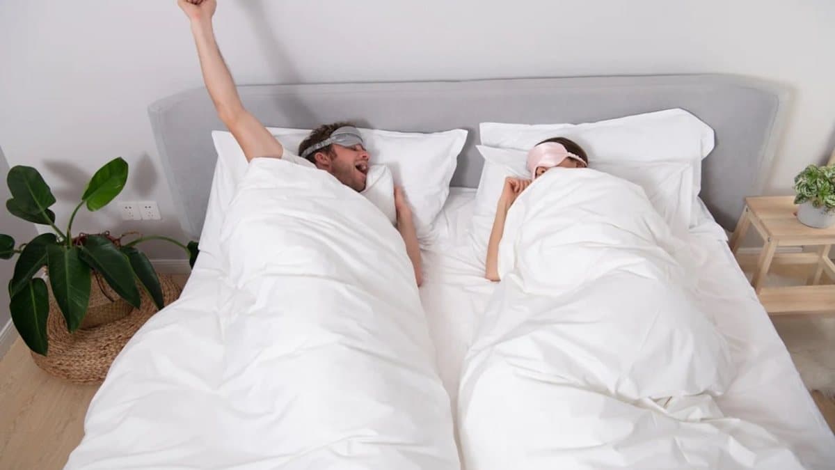 Sleeping Tips: स्कैंडिनेवियाई स्लिप मेथड क्या है, कपल्स में क्यों बढ़ रहा है इसका चलन?