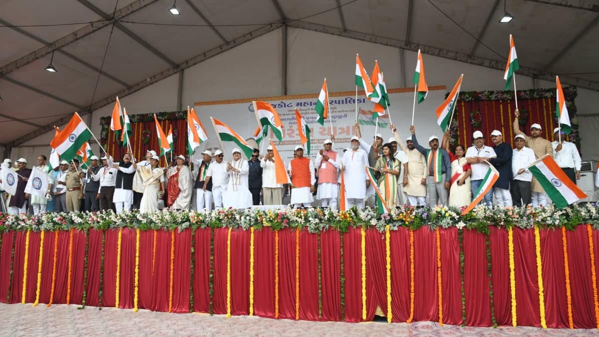 तिरंगा यात्रा शुरू, जेपी नड्डा के साथ मुख्यमंत्री भूपेंद्र पटेल समेत मौजूद रहे कई मंत्री