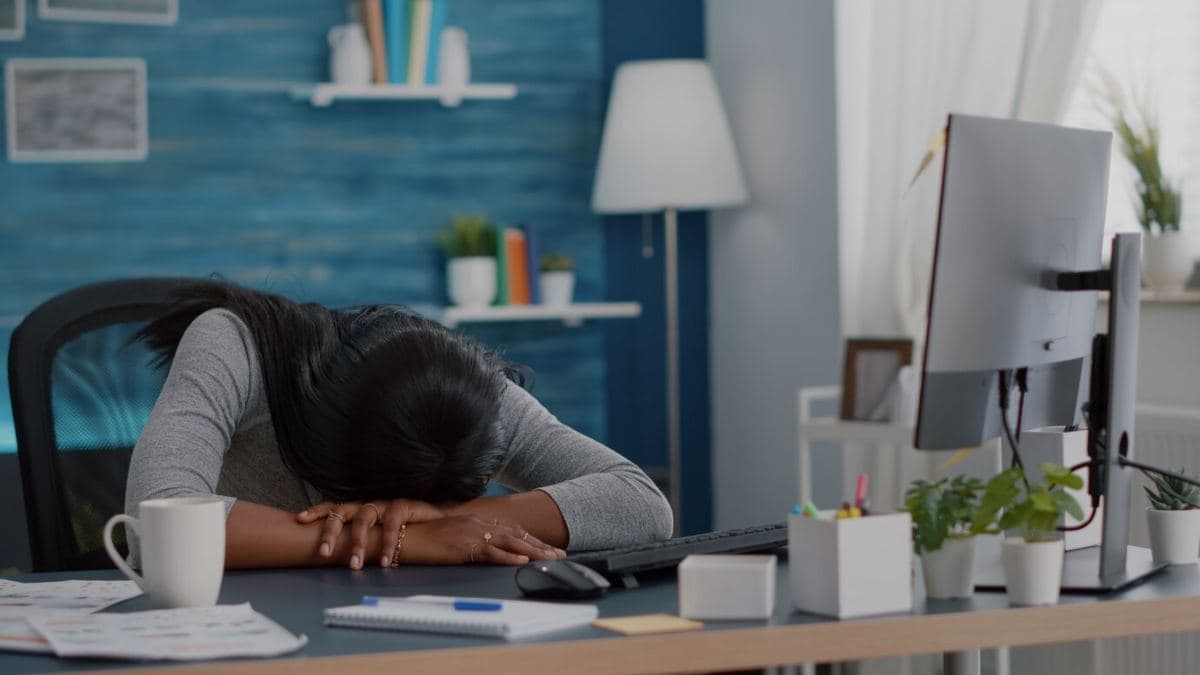 Fatigue Reason: हर वक्त थकान महसूस कराती हैं ये 8 गलतियां, कहीं आप तो नहीं करते? बीमारियों को दावत