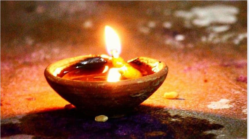 Pitru Paksh 2024: पितृपक्ष में इन 4 जगहों पर दीपक जलाने से होती है पैसों की बारिश, पितर भी होते हैं प्रसन्न!