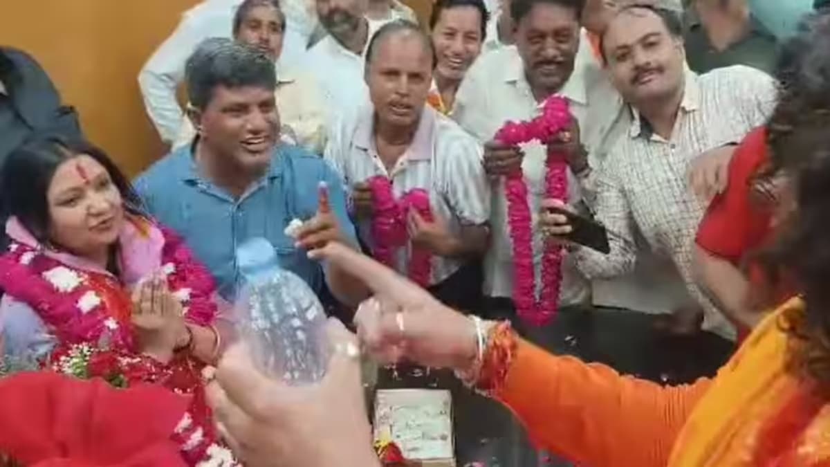 BJP में आने वाले पार्षदों को पिलाया गौमूत्र, विधायक ने महापौर कार्यालय पर छिड़का गंगाजल