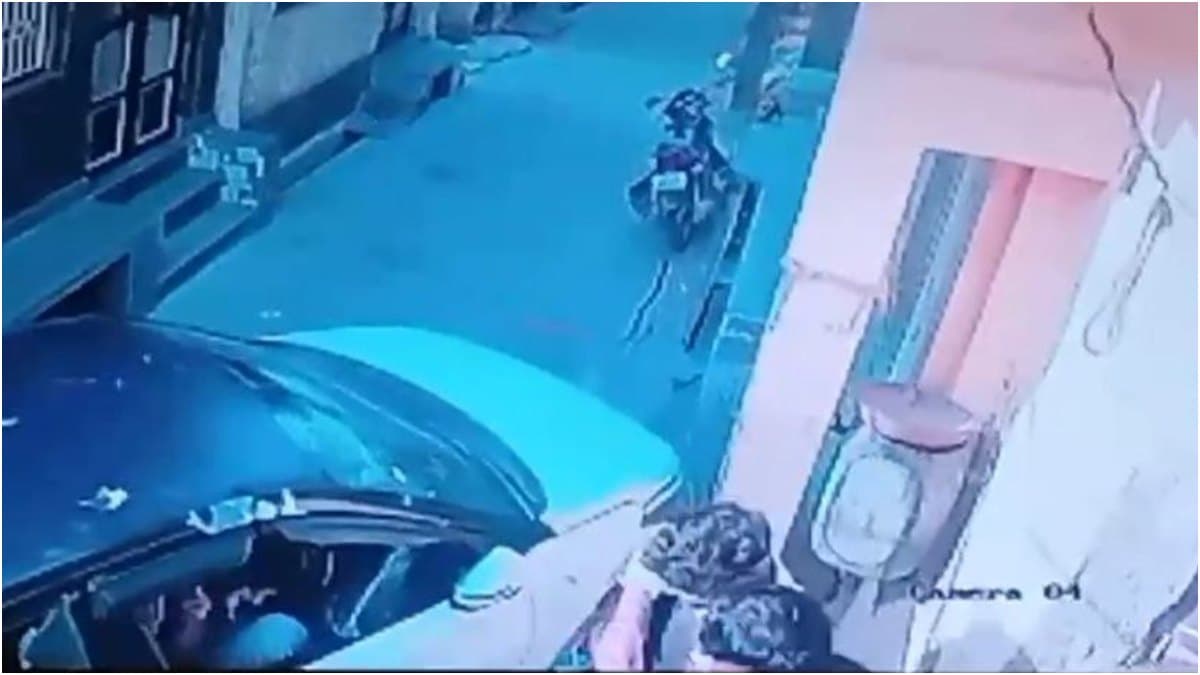 खुलेआम गुंडागर्दी! कार सवार पर लाठियों से हमला, मच गया हड़कंप