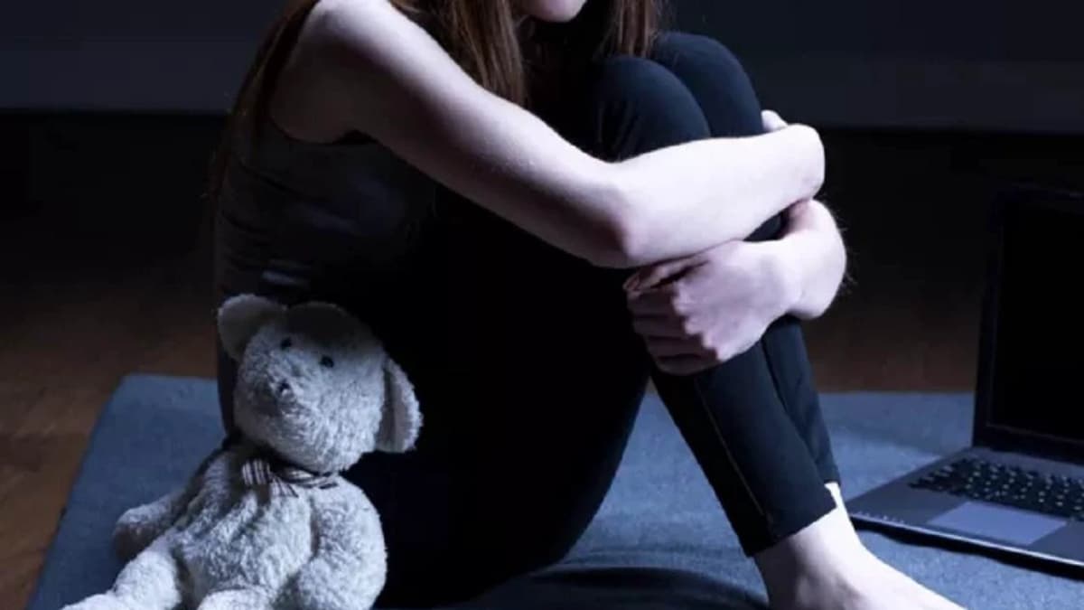 'पापा दीदी से गंदी हरकत करते...', 13 साल की बच्ची ने स्कूल में टीचर को बताई पिता की करतूत, मचा हड़कंप