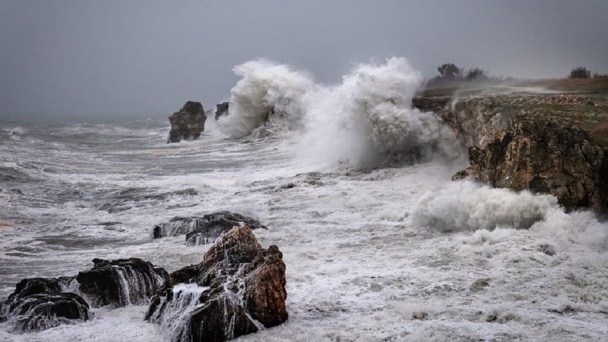 209KM रफ्तार वाली तूफान हवाओं, भयंकर बारिश-बाढ़ की चेतावनी; Cyclone हेलेन आ रहा मचाने तबाही