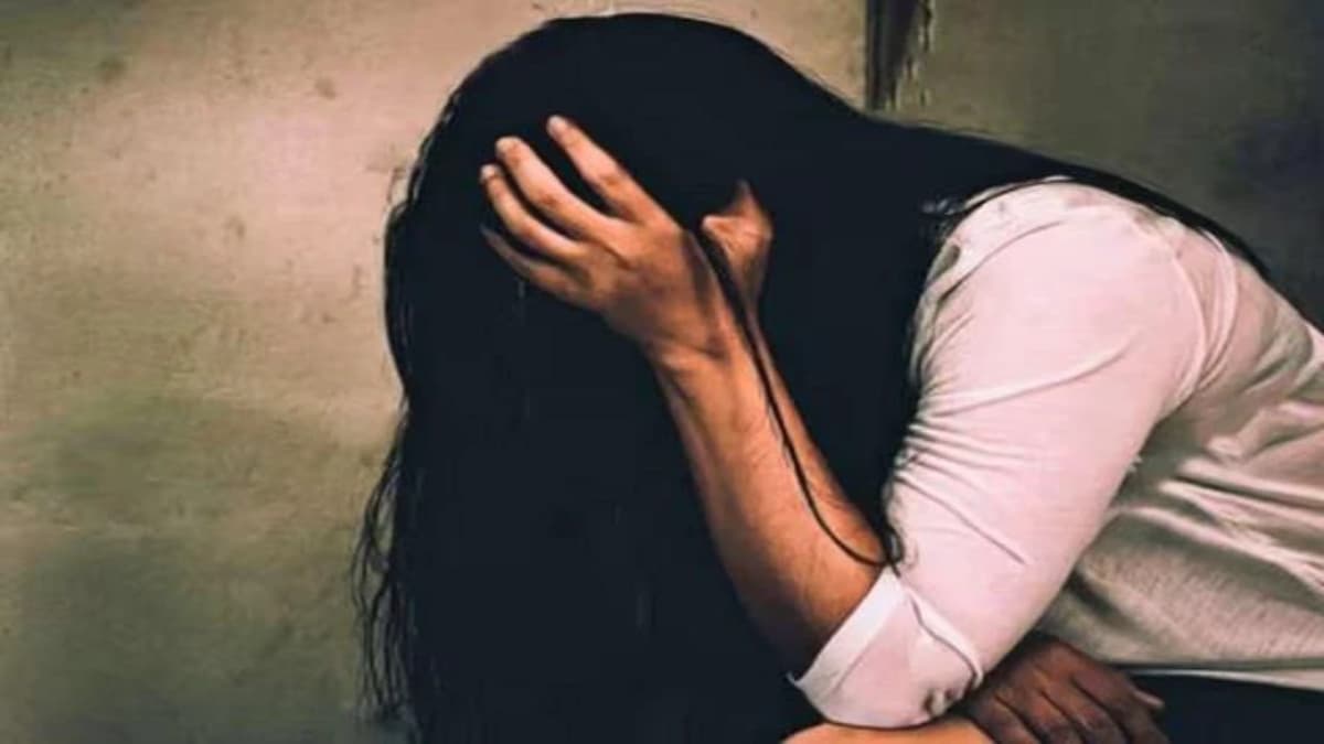 पैर दबा रही बहू को बिस्तर पर फेंक किया रेप, सास बोली-ससुर की सेवा फर्ज