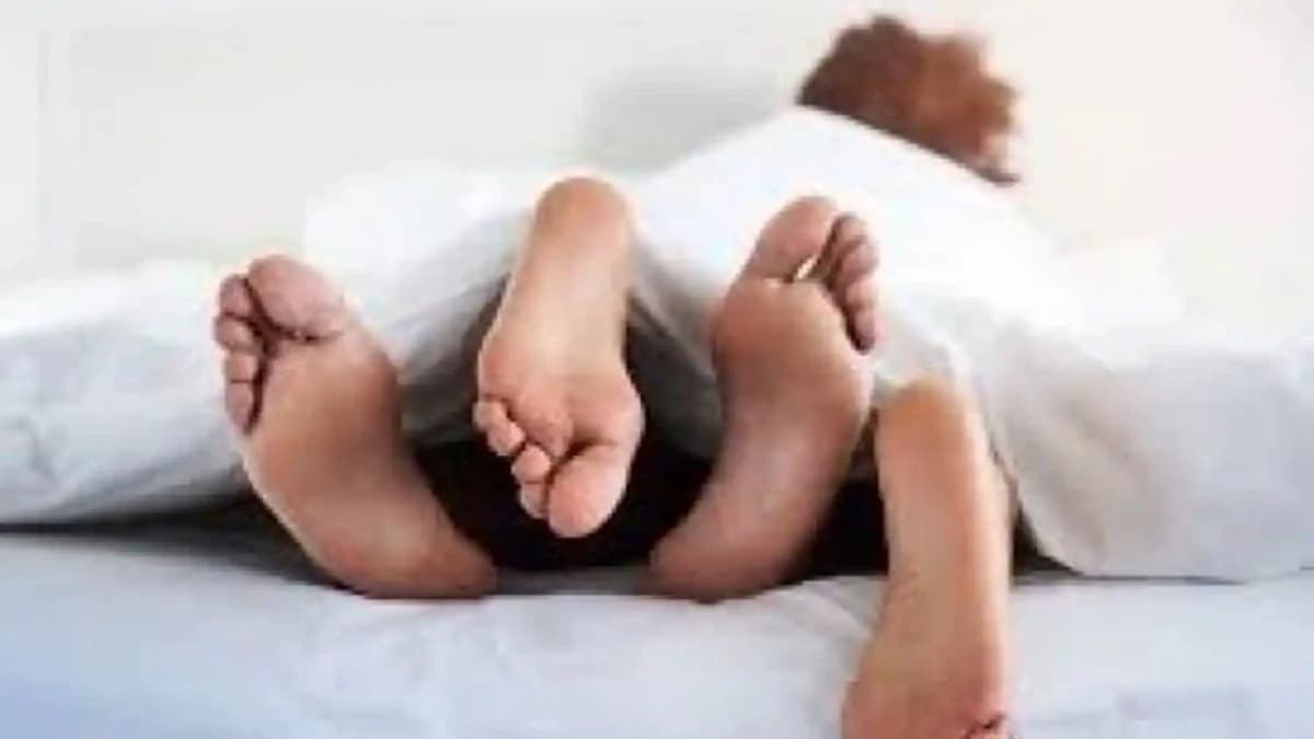 विदेश कमाने गया पति तो पड़ोसी को दिया पत्नी सुख, 2 साल तक यही हाल