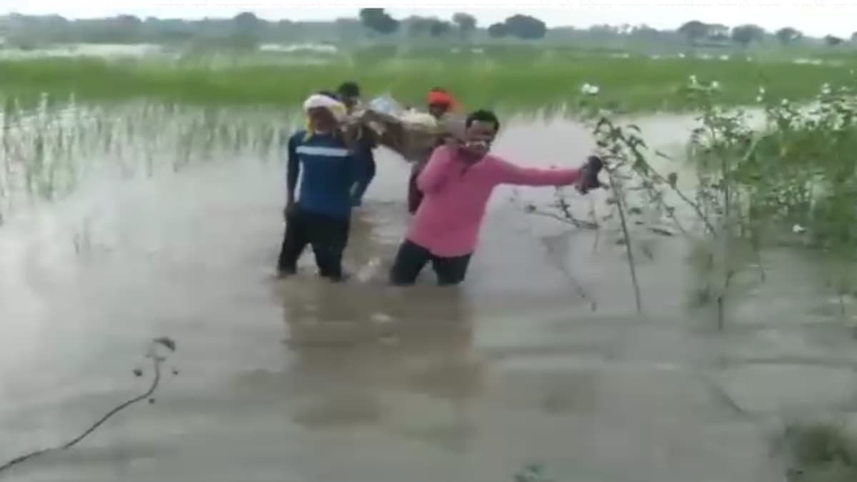 Video: कमर तक पानी, 4 कंधों पर अर्थी, वायरल वीडियो में दिखा आदिवासियों का दर्द