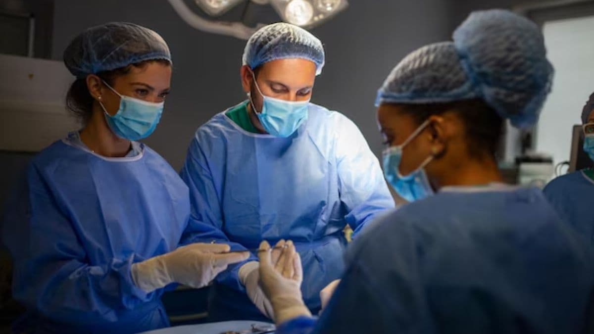 17 साल की युवती के पेट से निकला कुछ ऐसा, चौंके डाक्टर, 90 मिनट तक चला ऑपरेशन