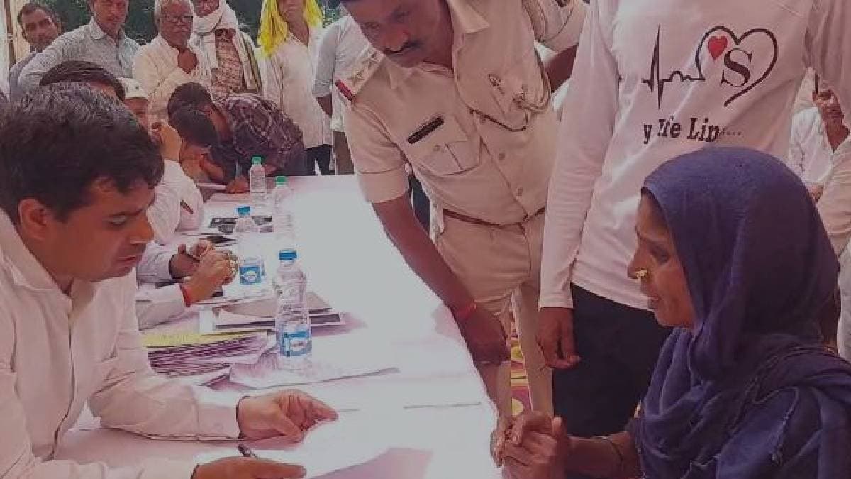 '10 साल का बेटा ढूंढ दीजिए'; जनता दरबार में DM के सामने बिलख-बिलखकर रोई मां, वीडियो देख छलक जाएंगे आंसू