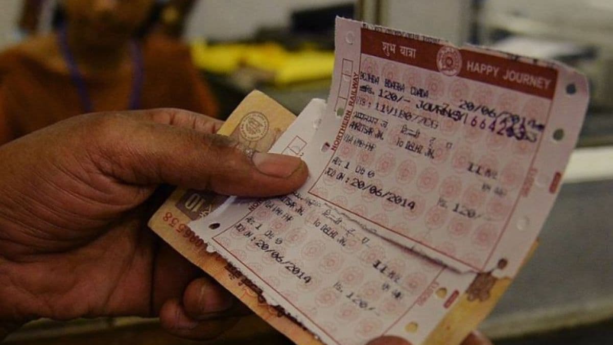 रेल टिकट फट जाए या खो जाए तो क्या है विकल्प? जानें भारतीय रेलवे का ये नियम