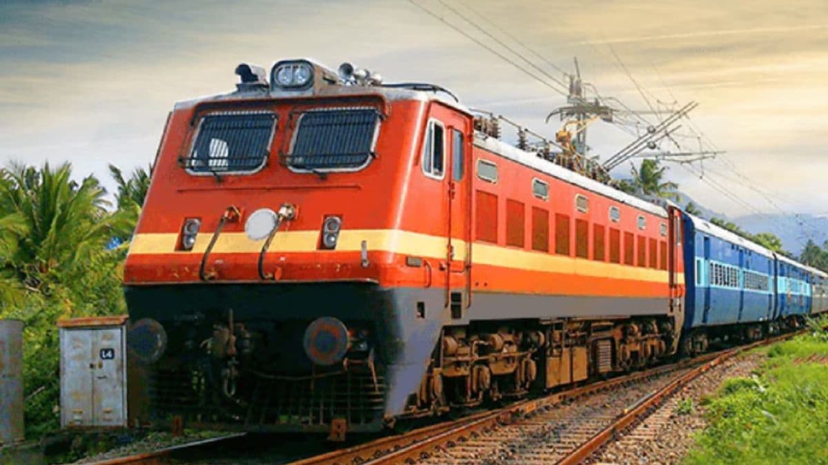 रेल यात्रियों के लिए बड़ी खबर! वेटिंग टिकट वालों को रास्ते में उतार सकता है टीटीई