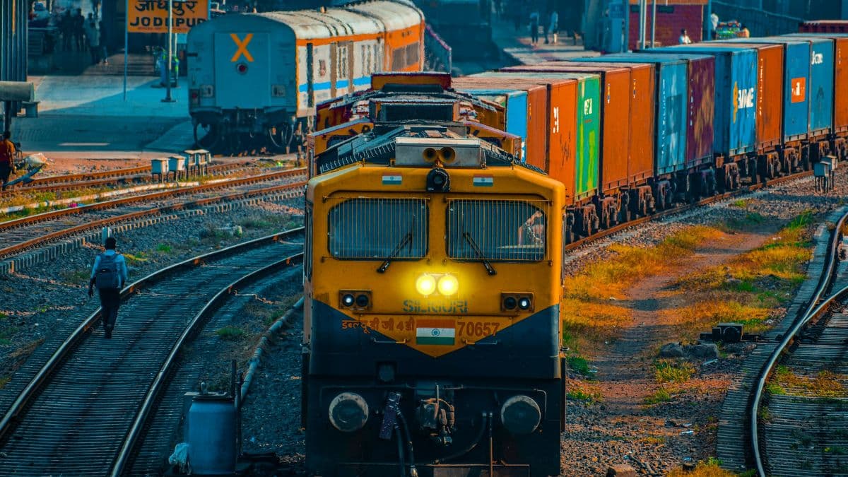 भारत में कितनी लोकल ट्रेनें, EMU, DEMU और MEMU एक दूसरे से अलग कैसे?