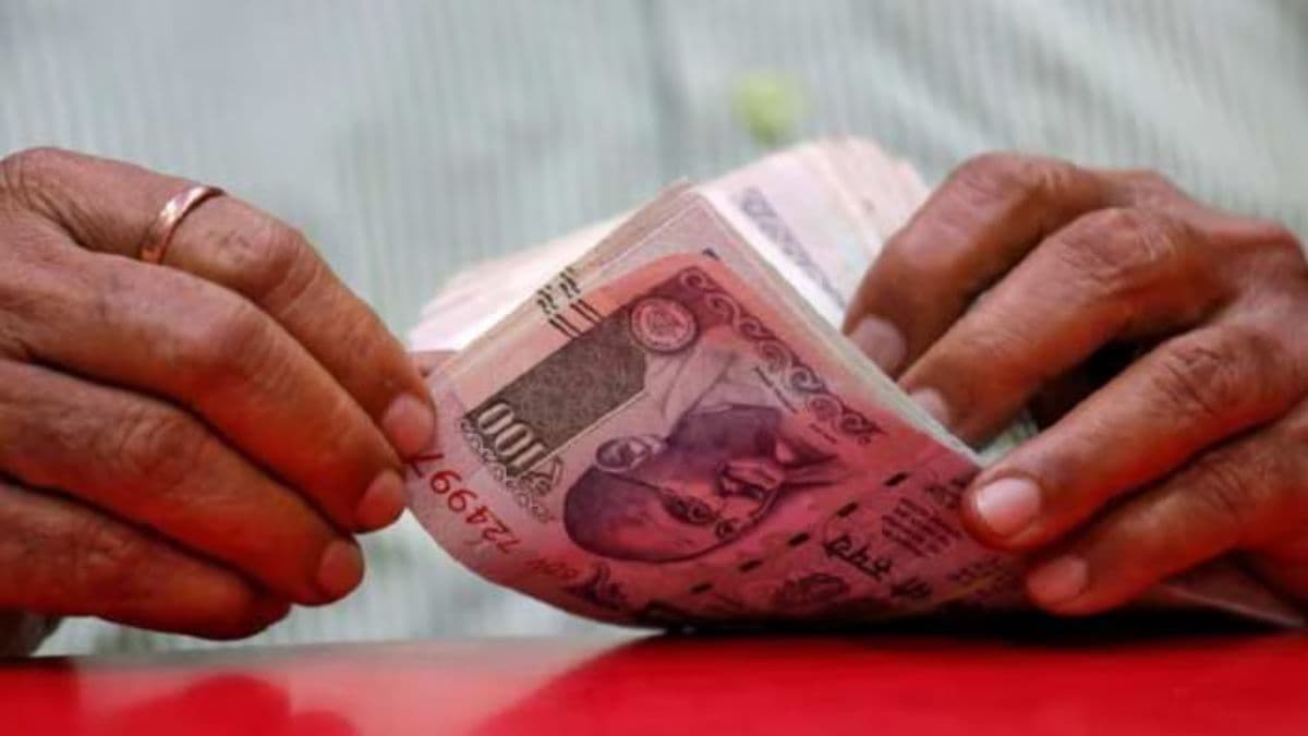 पैसे गिनते समय कहीं आप तो नहीं करते ये गलती, वरना देंगे बीमारी को बुलावा