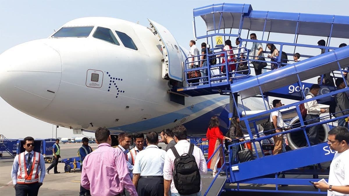 Indigo Flight में भूखे-प्यासे 5 घंटे बैठे रहे यात्री! मचा हड़कंप