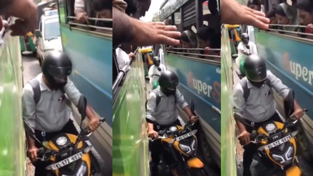 Video: जल्दबाजी पड़ी भारी! दो बसों के बीच फंसा बाइक सवार