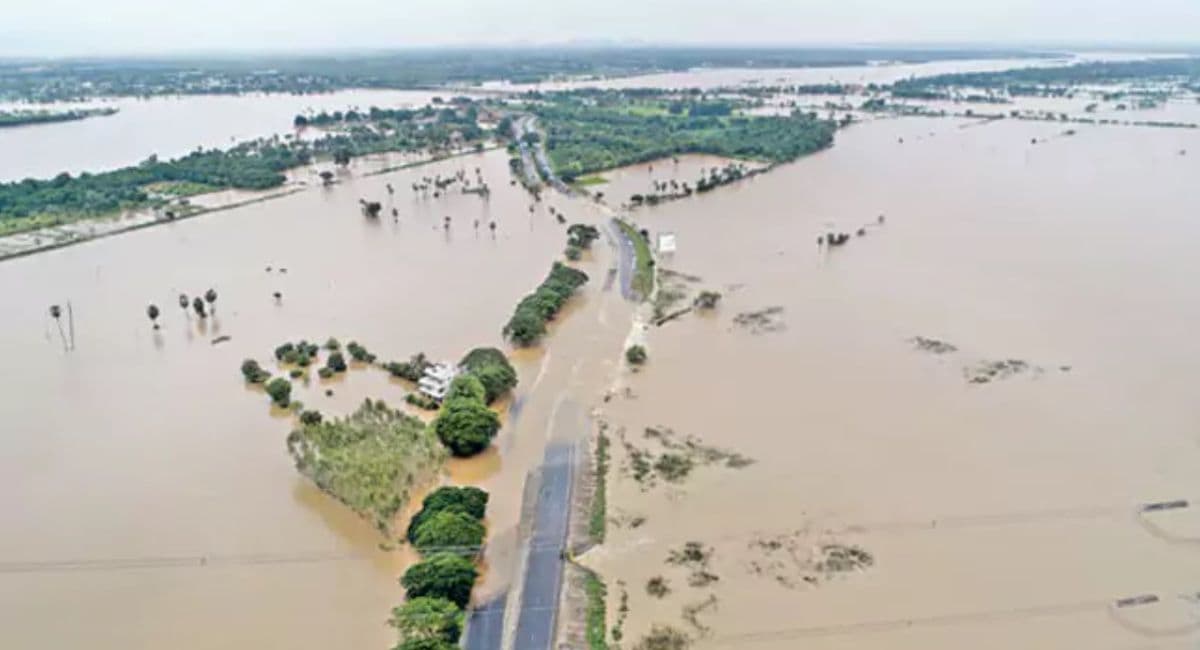 भारी बारिश से तबाही, लैंडस्लाइड में 5 की मौत, बाढ़ में बह गए कार सवार 3 लोग