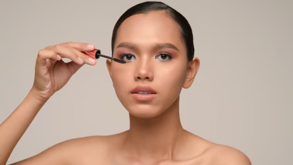 Waterproof Mascara भी लगा सकता है खूबसूरती पर दाग! जानें नुकसान