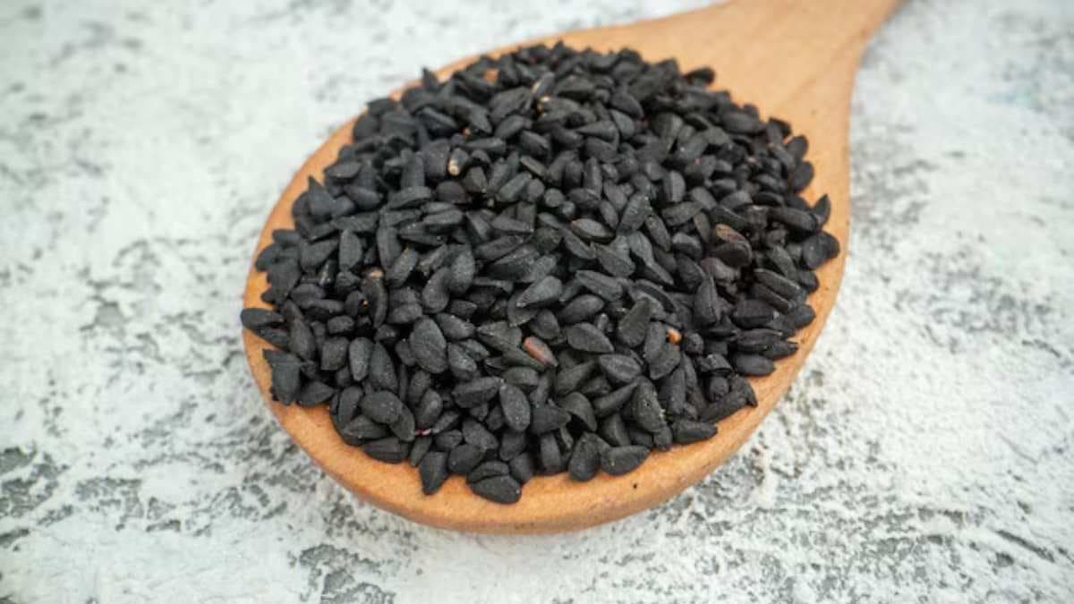 कोलेस्ट्रॉल से लेकर शुगर कंट्रोल तक, खाली पेट कलौंजी का पानी पीने से मिलते हैं ये 5 फायदे