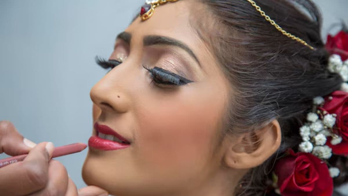 Karwa Chauth 2024: करवा चौथ के दिन घर पर ही करें पार्लर जैसा मेकअप, फॉलो करें ये स्टेप्स