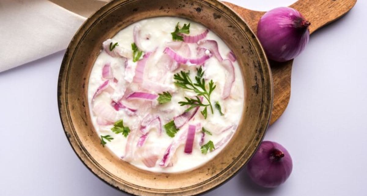 Onion with Curd Side Effects: प्याज का रायता खाने के हैं ये 3 नुकसान, बिगड़ सकती है सेहत