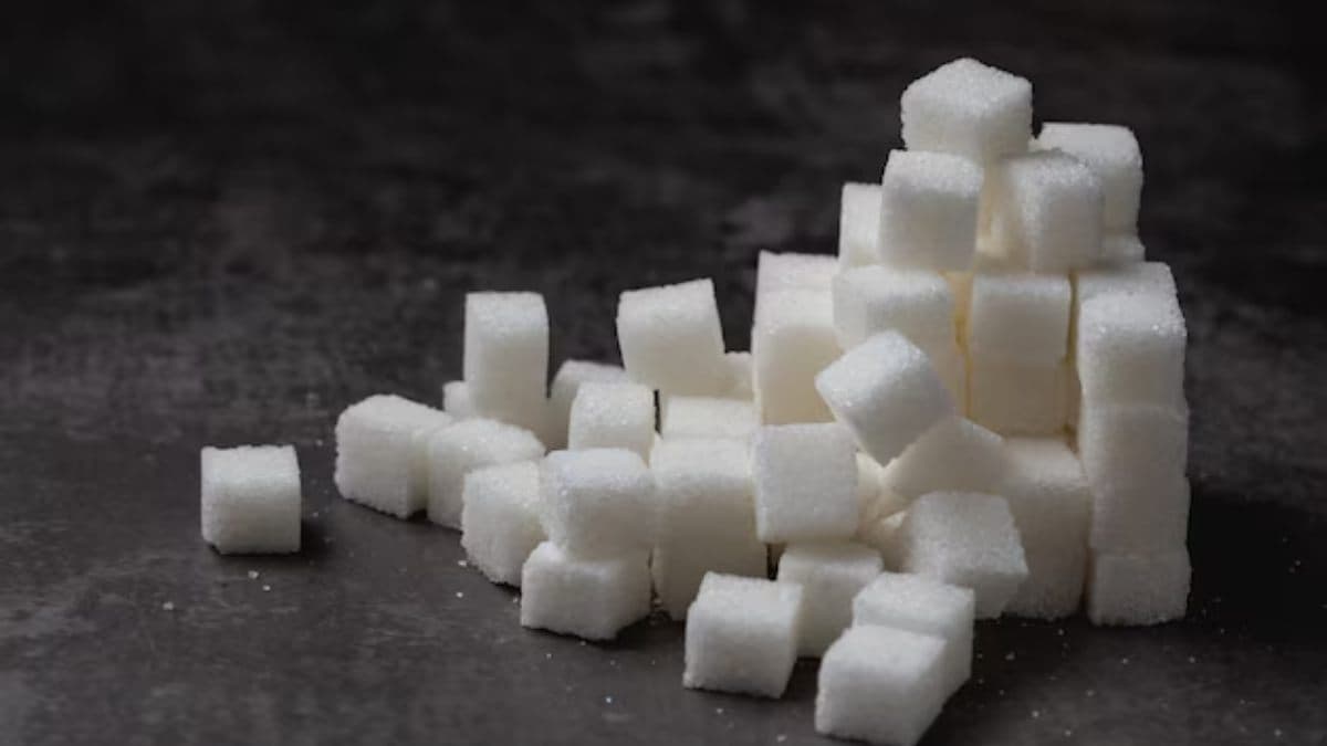 चीनी की कम होती मिठास के बीच Sugar Stocks पर अब क्या हो रणनीति?