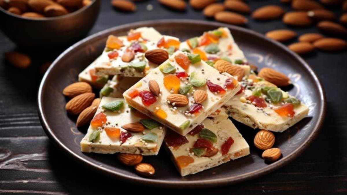 Sweet Recipe: बच्चों को खूब पसंद आएगी टूटी फ्रूटी बर्फी! सिर्फ 10 मिनट में हो जाएगी तैयार