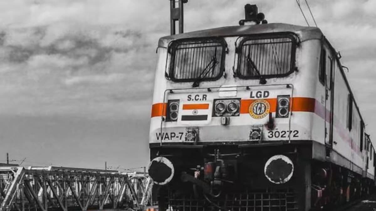 ट्रेन में सफर करने से पहले जान लें रेलवे के ये 4 नियम, वरना पड़ जाएगा भारी