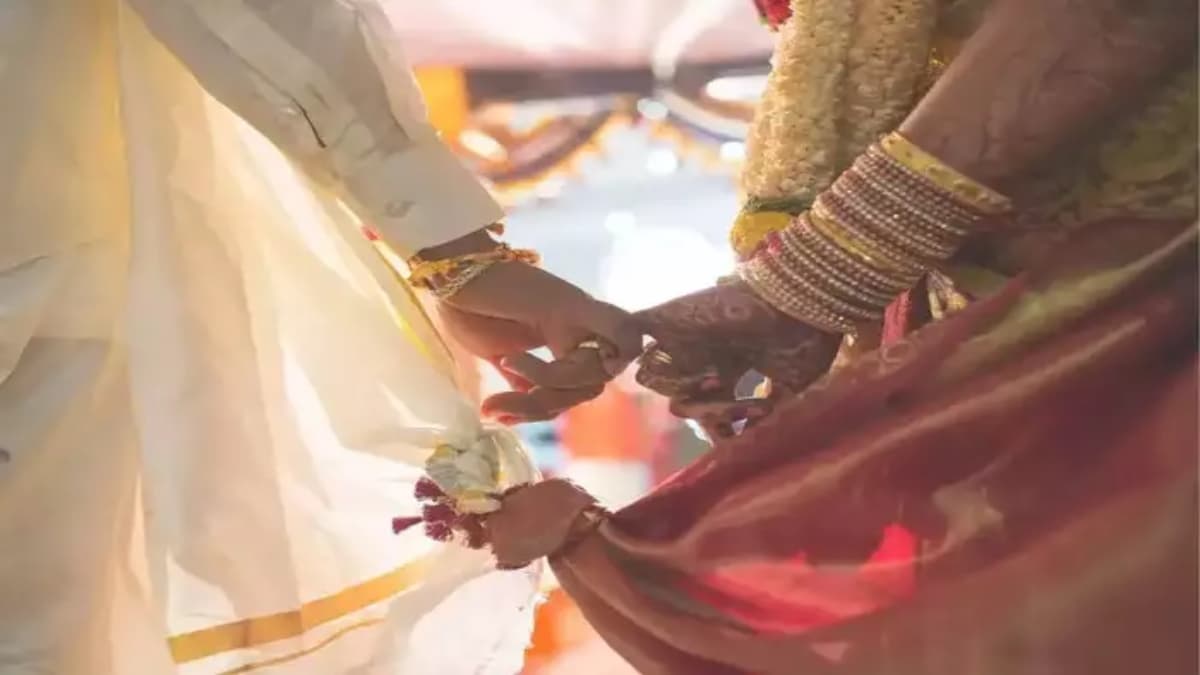 बिहार की विवाहिता की अनोखी लव स्टोरी, फेसबुक लवर की उम्र आधी, पति को छोड़ रचाई शादी
