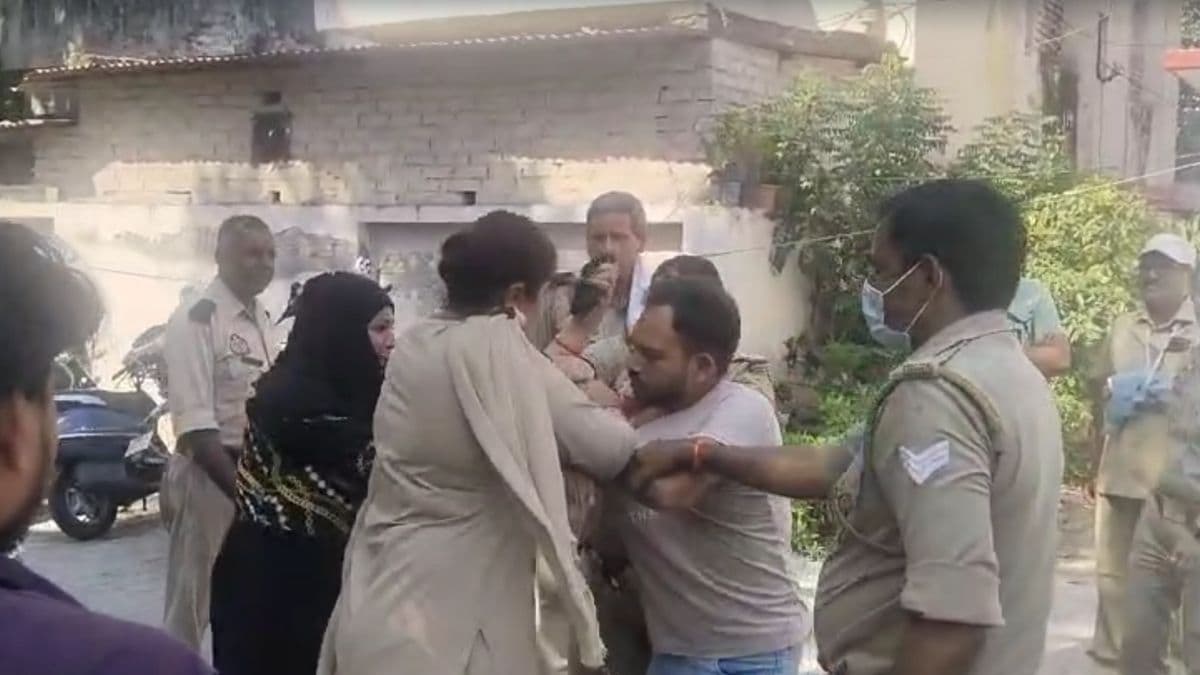 छुड़ाते रहे पुलिसवाले, थाने में बेगम ने शौहर को कूटकर ही लिया दम; वायरल वीडियो