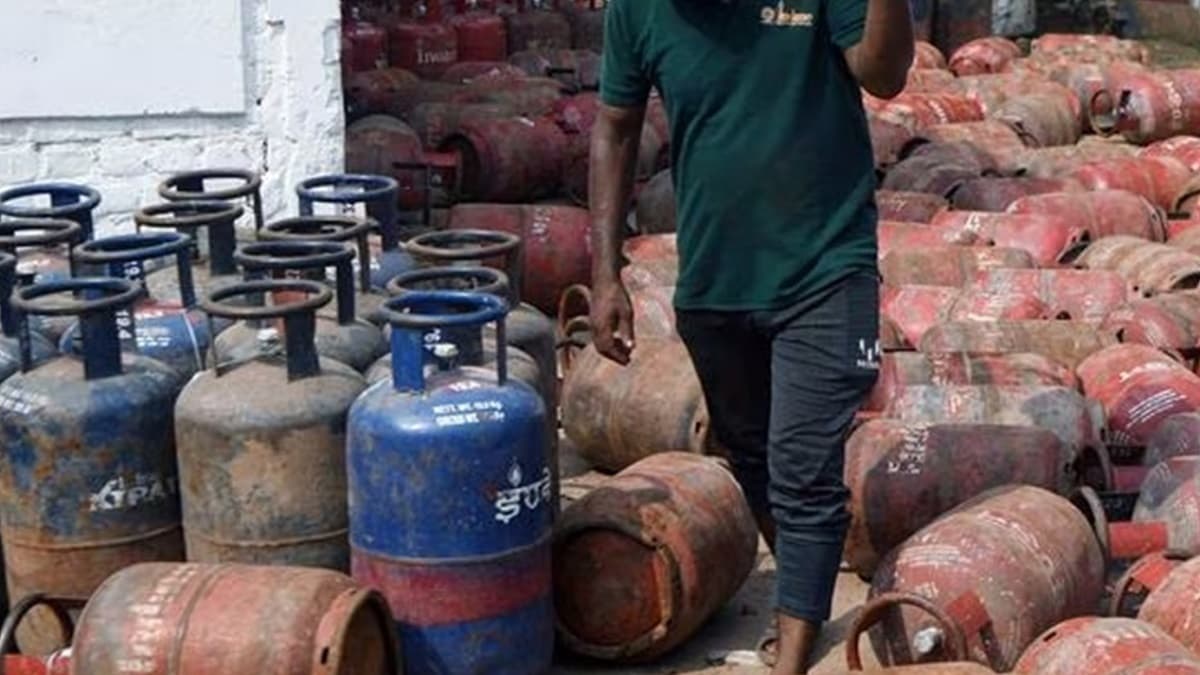 नवरात्रि से पहले सिलेंडर महंगा! आज एक अक्टूबर से 50 रुपये बढ़े LPG के दाम, जान लें नए रेट