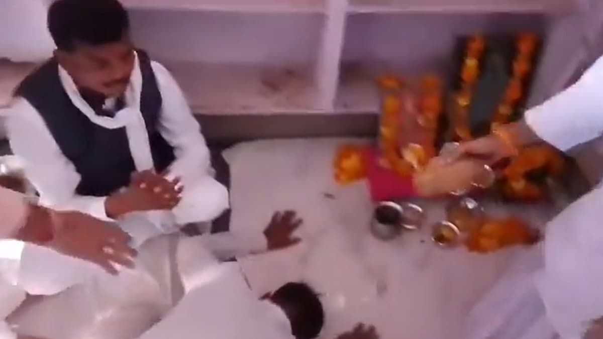 युवक पर दैवीय शक्ति का दावा, उम्मीदवार ने जीत का मांग लिया आशीर्वाद, Video Viral