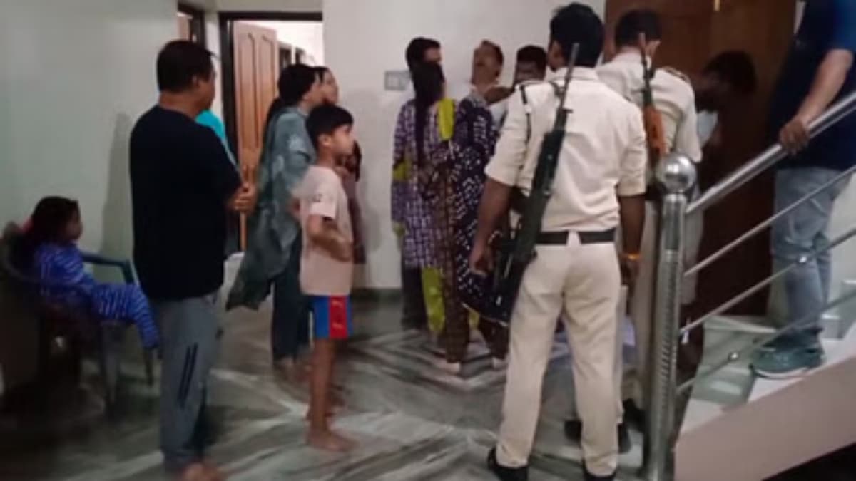 कांग्रेस नेता की दिनदहाड़े हत्या, बदमाशों ने घर में घुसकर मारी गोली