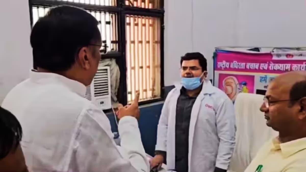 अखिलेश यादव के करीबी सांसद पर FIR, डाॅक्टर ने लगाए आरोप, जानें पूरा मामला