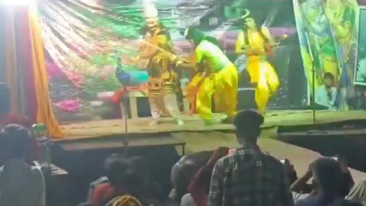'युद्ध' करते-करते सच में 'राम-रावण' के बीच हो गई मारपीट! रुकवानी पड़ गई रामलीला; वायरल हो रहा वीडियो