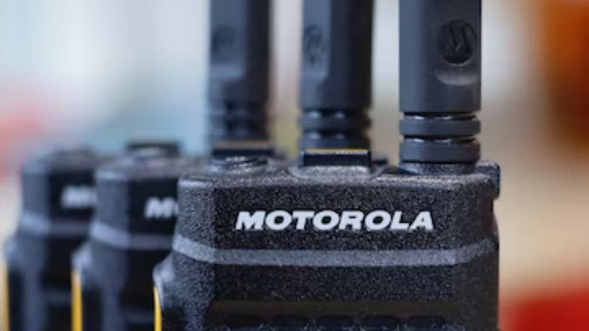 Motorola Smartphones Ban: पेजर ब्लास्ट ने बढ़ाई मोटोरोला की मुश्किलें! इस देश ने कर दिए सारे फोन बैन, जानें वजह