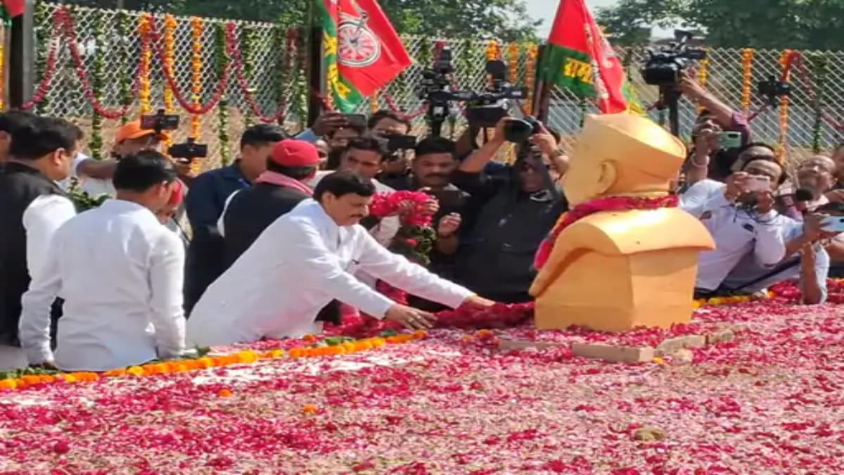 मुलायम सिंह यादव को एक साथ श्रद्धांजलि देने पहुंचे अखिलेश-शिवपाल, देखें Video