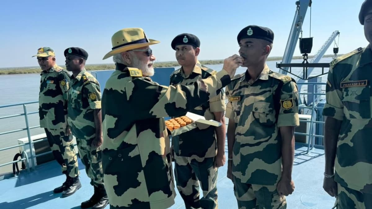 PM मोदी ने गुजरात के कच्छ में मनाई जवानों के साथ दिवाली, हाथों से खिलाई मिठाई