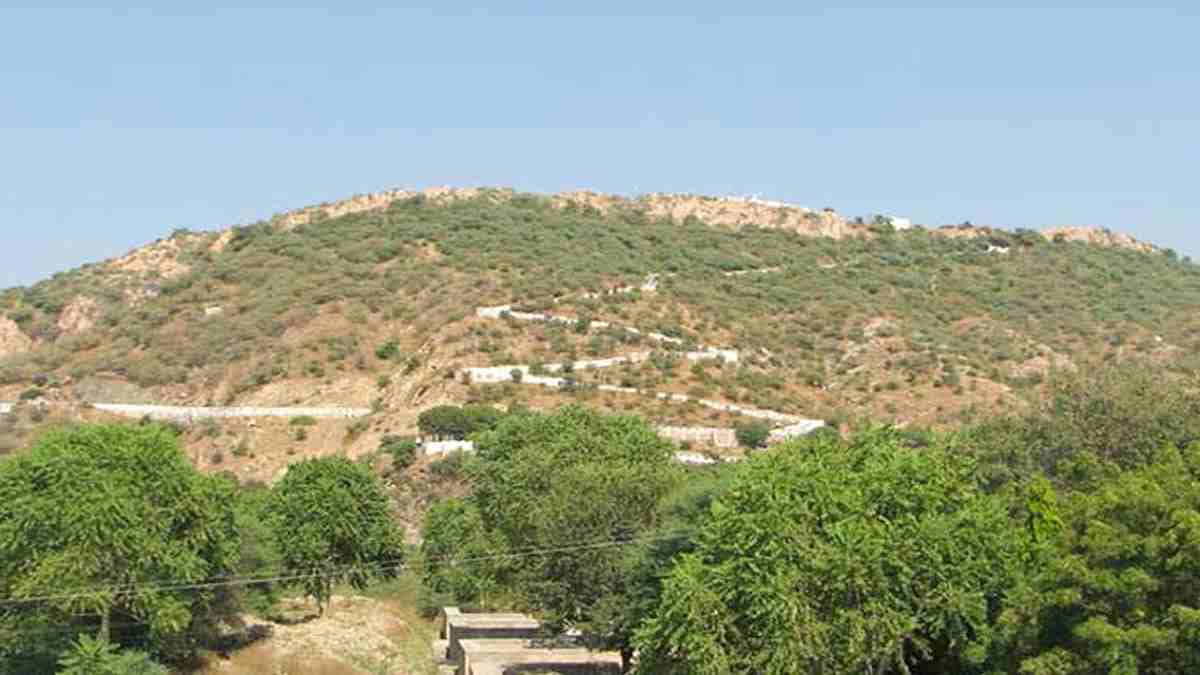 गोवर्धन जा रहे हैं! इन 5 जगहों के दर्शन करना न भूलें, जानें कब और कैसे पहुंचे?