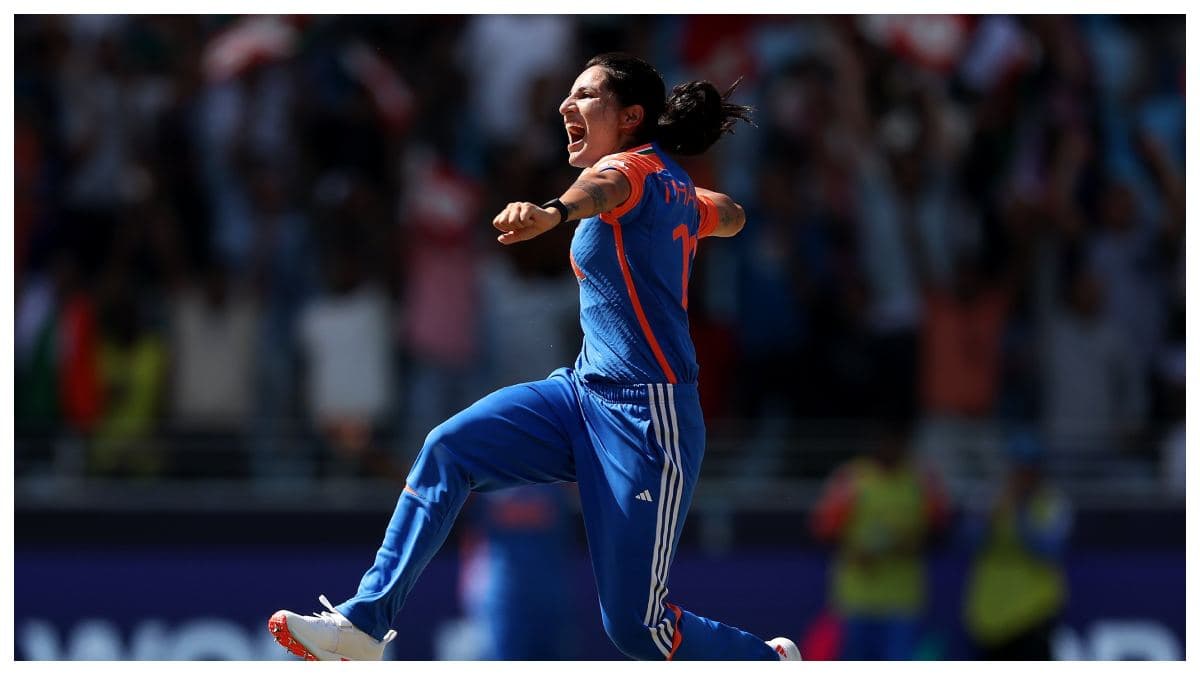 IND W vs PAK W: ऑफ पर पड़कर मिडिल स्टंप ले उड़ी रेणुका की घातक इनस्विंगर, पाकिस्तान की बैटर के उड़े होश- VIDEO
