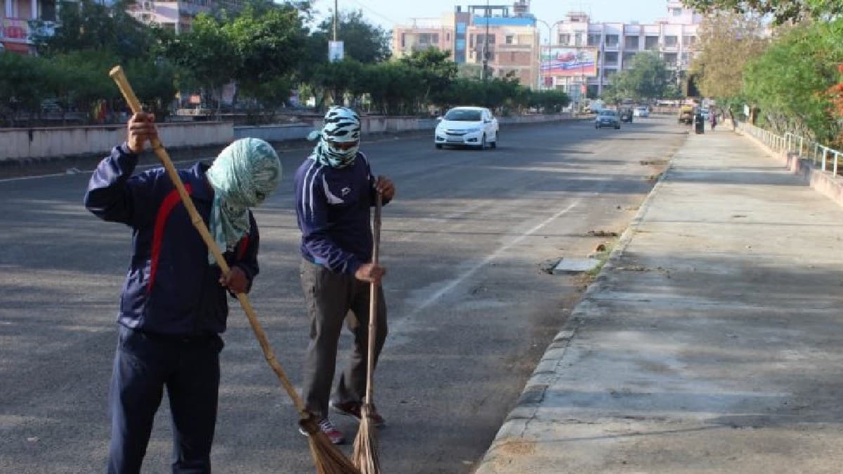 राजस्थान में 23 हजार सफाई कर्मियों की भर्ती, अनपढ़ लोगों को भी मिलेगी सरकारी नौकरी