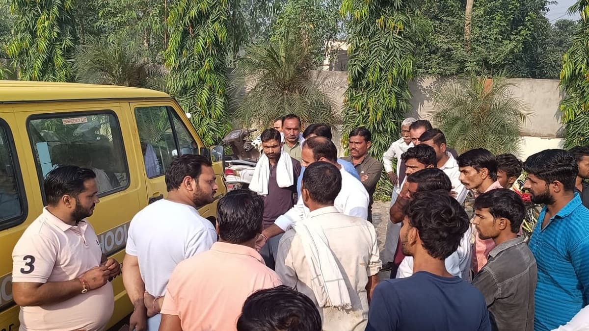Amhroha School Van Firing: बच्चों से भरी स्कूल वैन पर फायरिंग और पथराव, ड्राइवर भगा ले गया गाड़ी