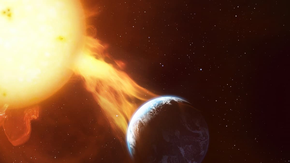 अलर्ट! सूर्य में भीषण विस्फोट होगा, भयंकर तूफान मचा सकता है तबाही; धरती पर मंडरा रही 'आफत'